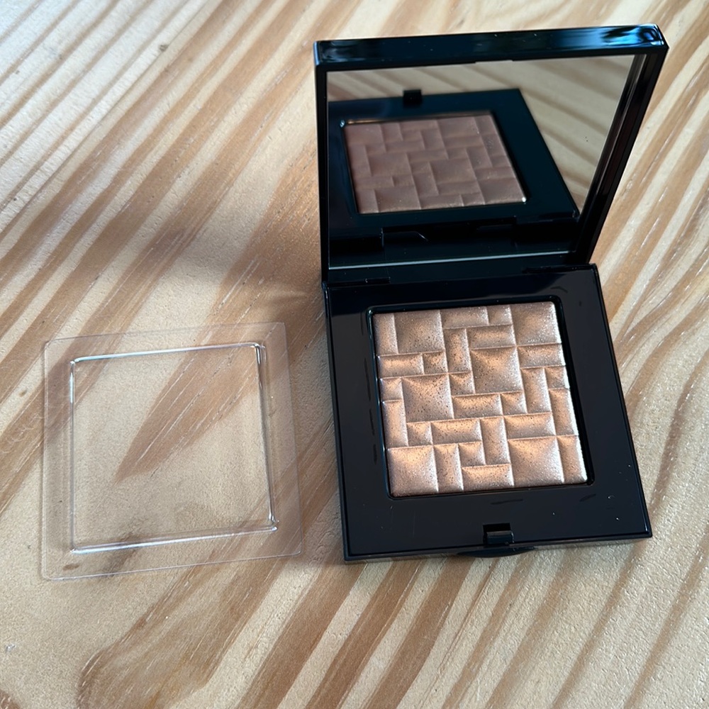 Brand New Bobbi Brown Highlighting Powder in Bronze Glow